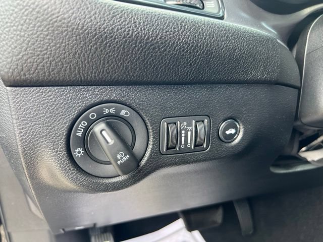Used 2022 Dodge Challenger SXT w/ Driver Convenience Group RWD image 9