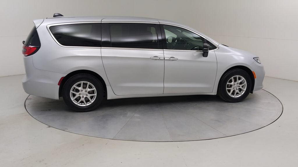 Used 2026 Chrysler Pacifica Select FWD image 12
