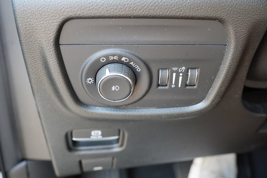 Used 2023 Jeep Grand Cherokee Limited AWD/4WD image 26