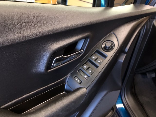 Used 2020 Chevrolet Trax LT w/ LT Convenience Package AWD/4WD image 12