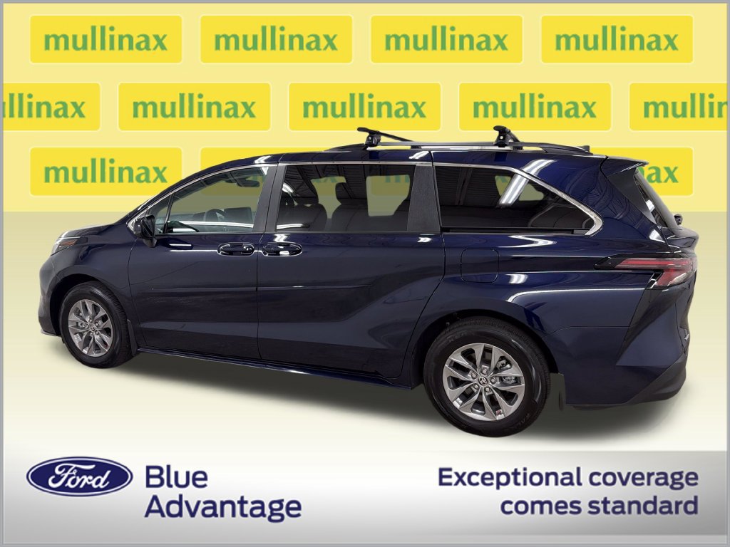 Used 2025 Toyota Sienna LE FWD image 11