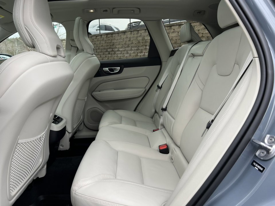 Used 2022 Volvo XC60 B5 Inscription image 11