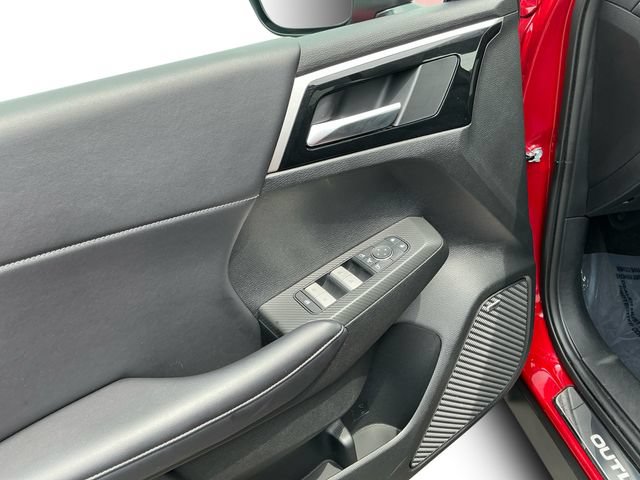 Used 2025 Mitsubishi Outlander SE AWD/4WD image 11