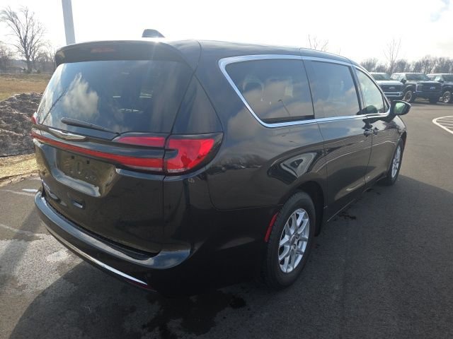 Used 2023 Chrysler Pacifica Touring-L image 4