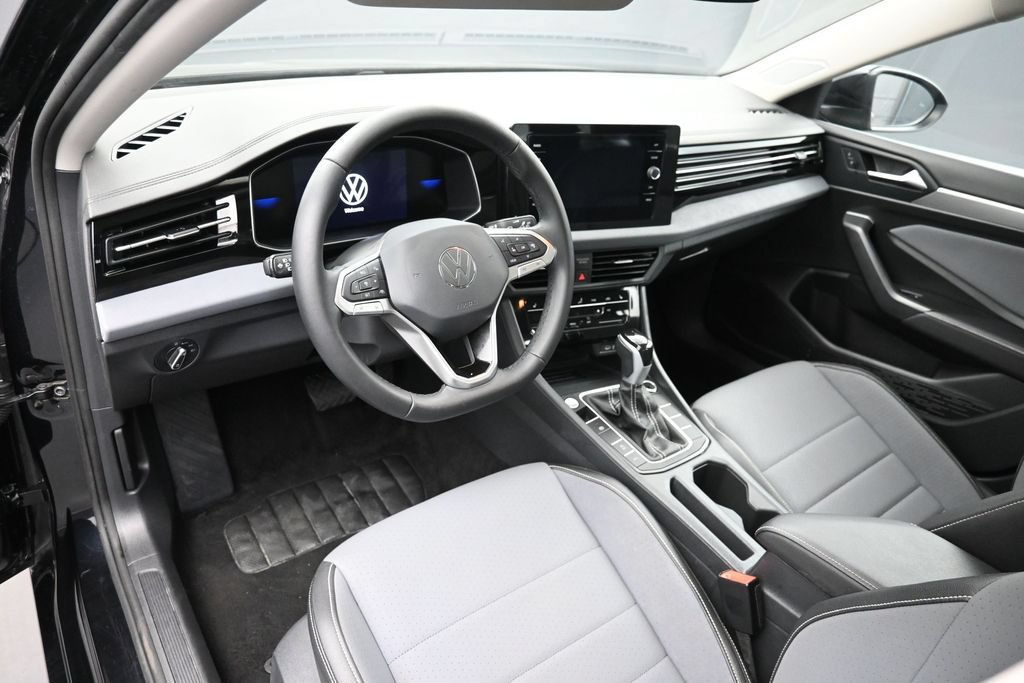 Used 2025 Volkswagen Jetta SE FWD image 13