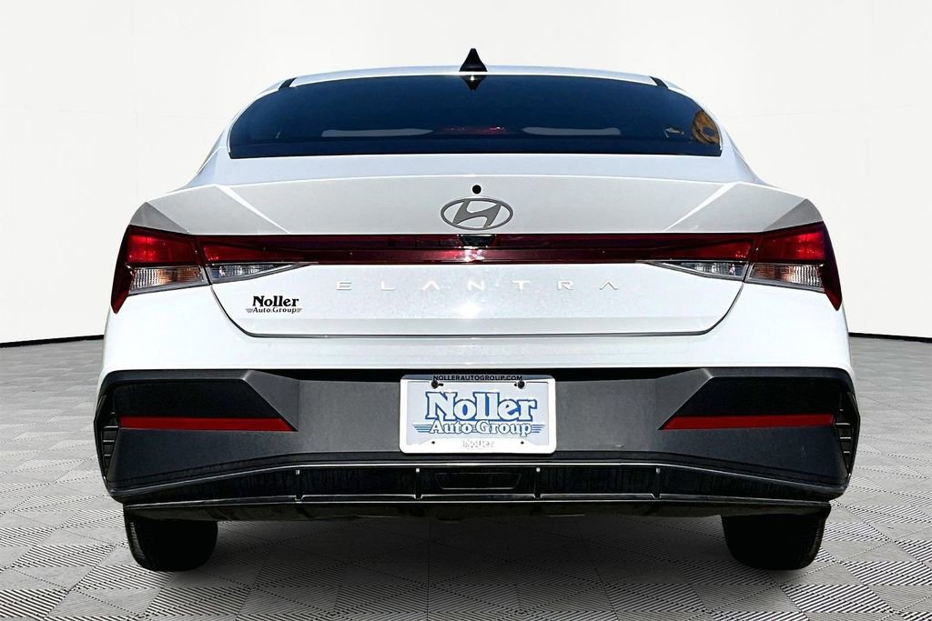 Used 2024 Hyundai Elantra SE image 3