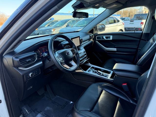 Certified 2022 Ford Explorer XLT w/ Equipment Group 202A image 3