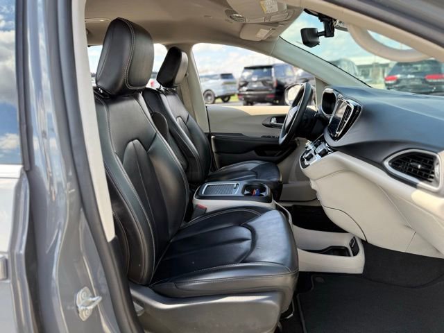Used 2023 Chrysler Pacifica Touring-L image 27