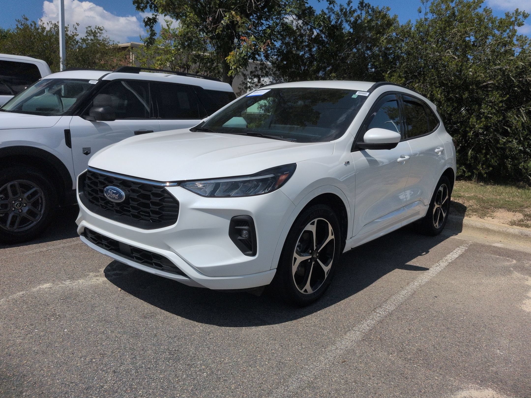 Certified 2023 Ford Escape ST-Line Select w/ Tech Pack #2 AWD/4WD image 2
