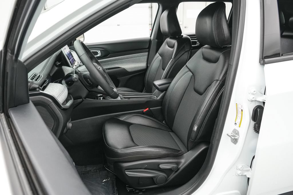 Used 2025 Jeep Compass Latitude AWD/4WD image 11