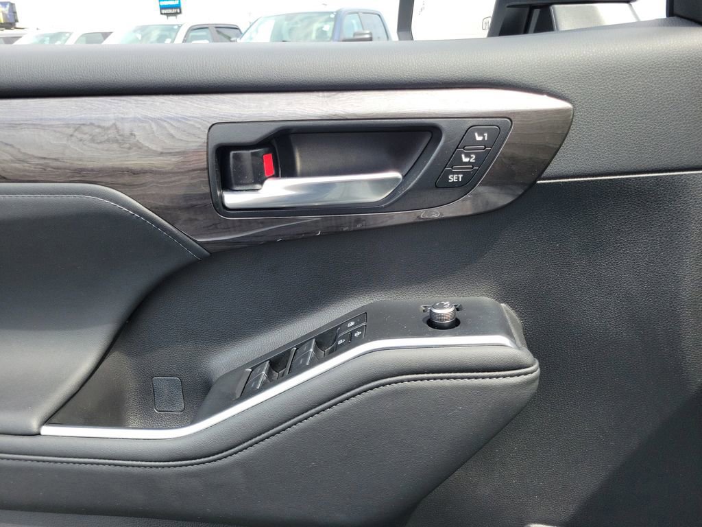 Used 2024 Toyota Highlander Limited AWD/4WD image 20