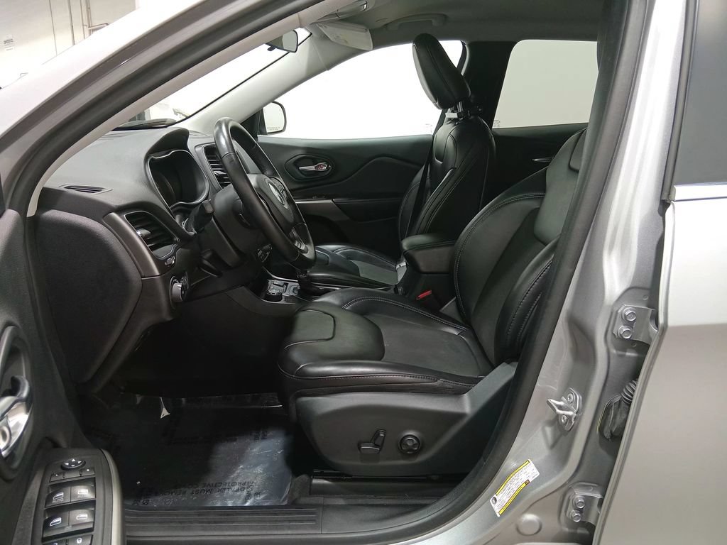 Used 2020 Jeep Cherokee Latitude Plus w/ Cold Weather Group AWD/4WD image 16