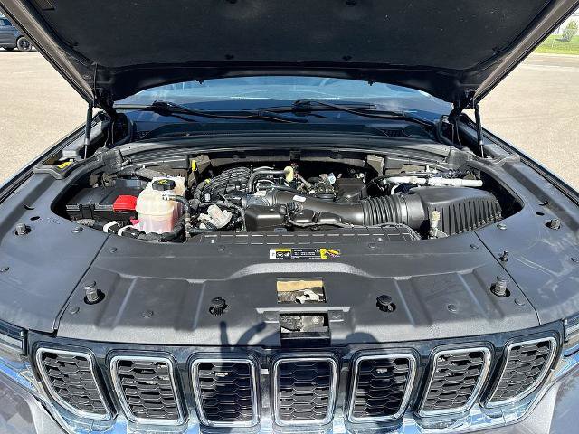 Used 2023 Jeep Grand Cherokee Limited AWD/4WD image 23