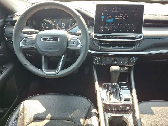 Used 2025 Jeep Compass Latitude w/ Convenience Group AWD/4WD image 27