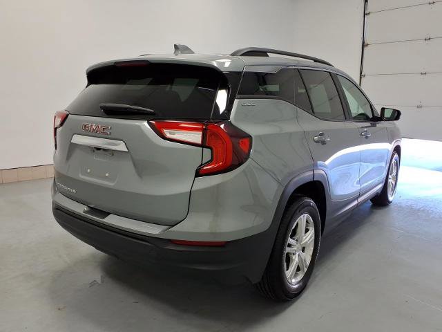 Used 2024 GMC Terrain SLE w/ Driver Convenience Package FWD image 3