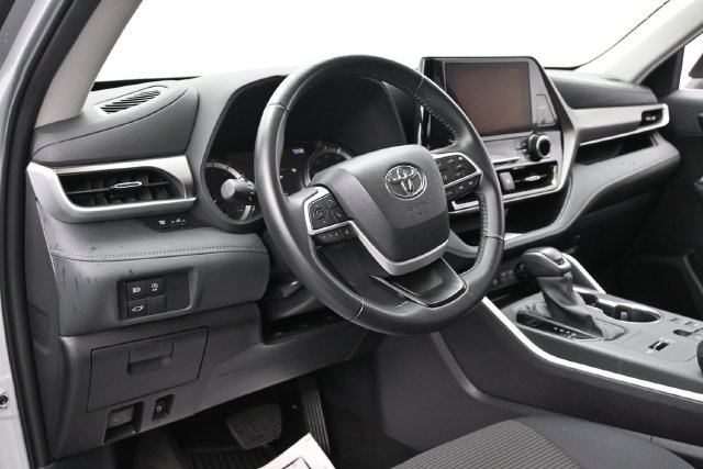 Used 2025 Toyota Highlander LE FWD image 15