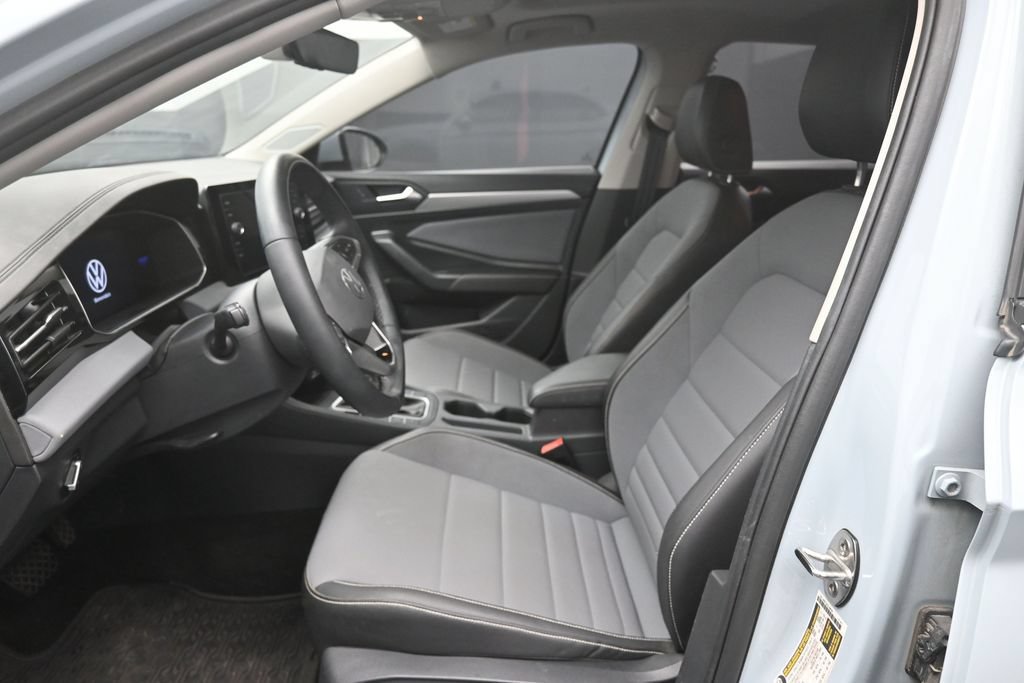 Used 2025 Volkswagen Jetta SE w/ Sunroof Package FWD image 18