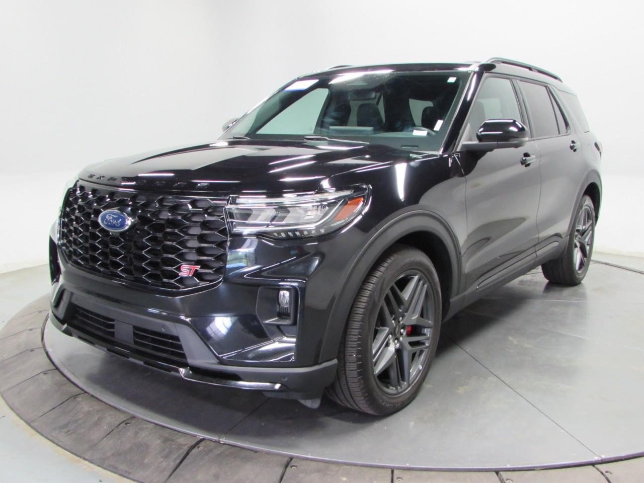 Certified 2025 Ford Explorer ST AWD/4WD image 3