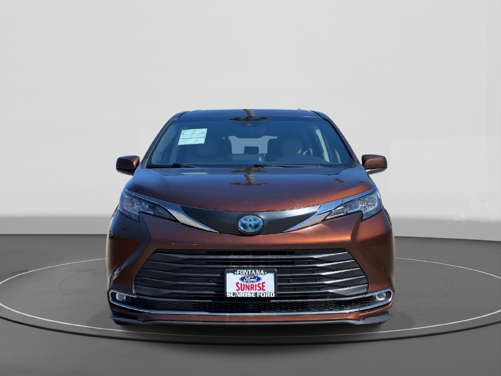 Used 2022 Toyota Sienna XLE w/ XLE Plus Package FWD image 3