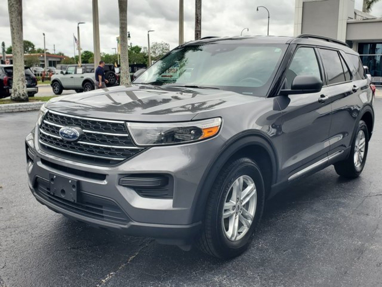 Certified 2022 Ford Explorer XLT w/ Class IV Trailer Tow Package AWD/4WD image 3