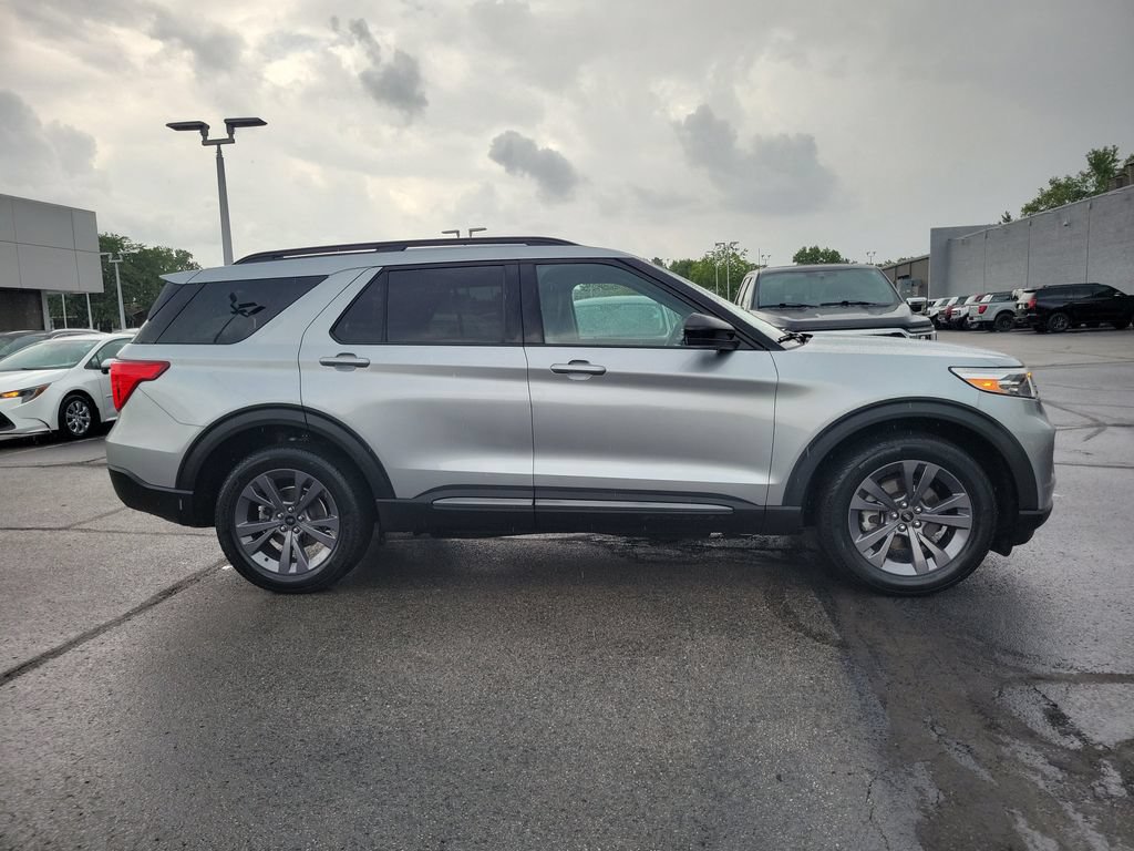 Certified 2023 Ford Explorer XLT w/ Equipment Group 202A AWD/4WD image 3