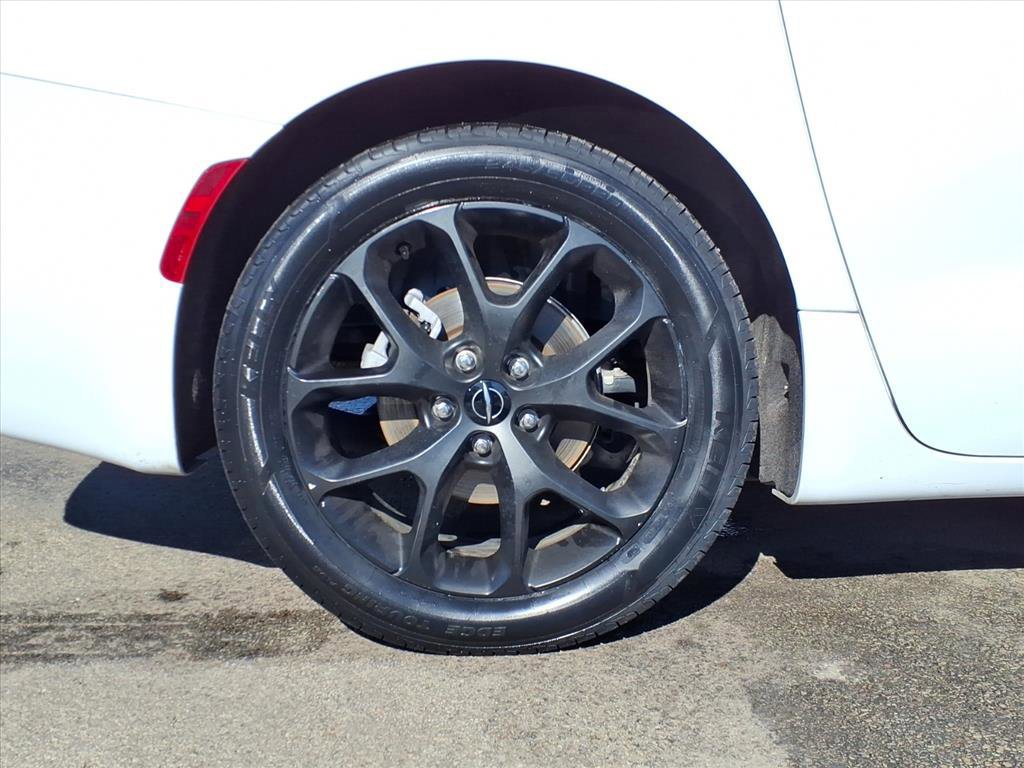 Used 2025 Chrysler Pacifica Limited image 6