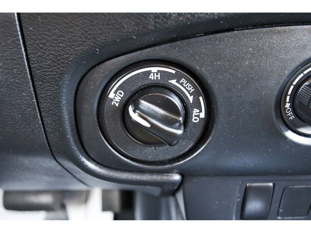 Used 2022 Nissan Frontier SV w/ Technology Package image 30