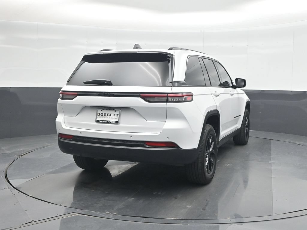 Used 2025 Jeep Grand Cherokee Altitude RWD image 24