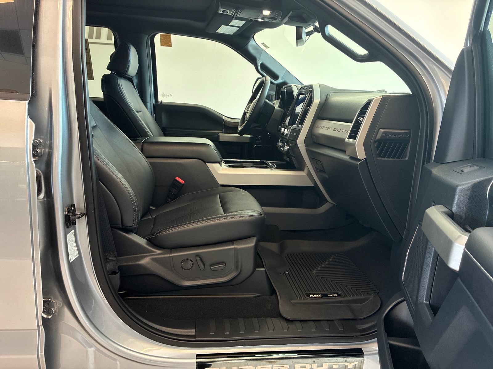Certified 2022 Ford F250 Lariat w/ Black Appearance Package AWD/4WD image 2