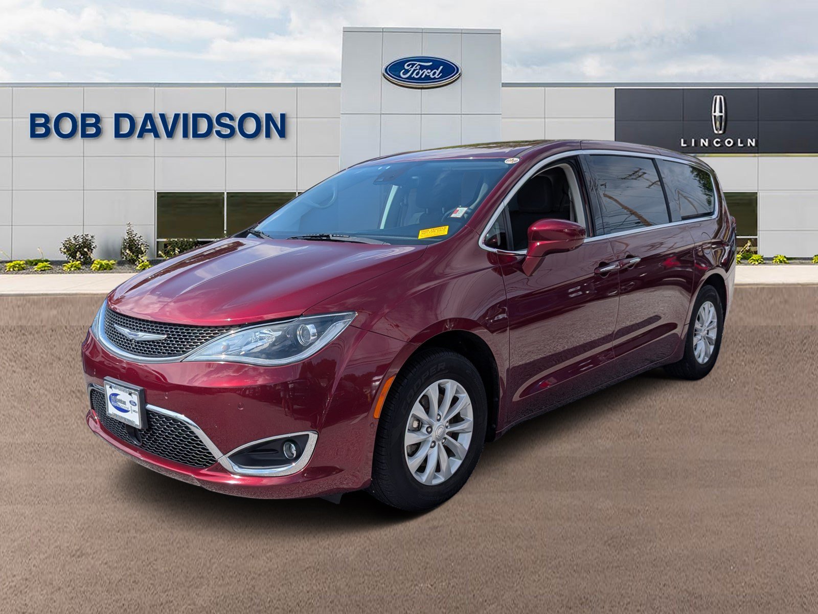 Used 2019 Chrysler Pacifica Touring Plus w/ Advanced Safetytec Group FWD image 1