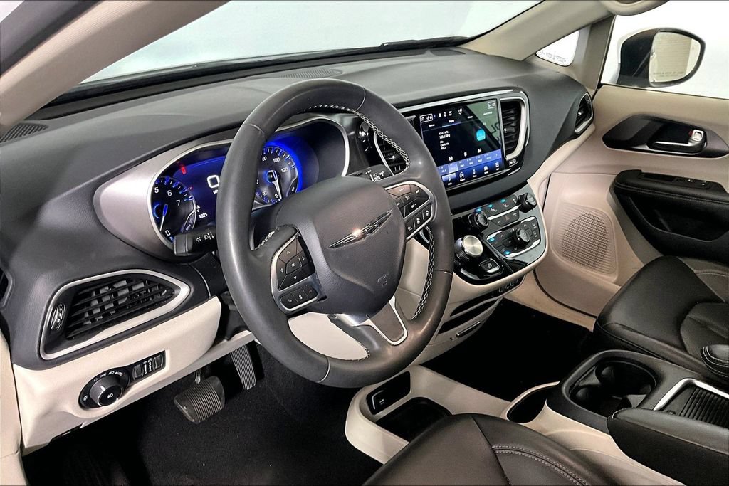 Used 2023 Chrysler Pacifica Touring-L FWD image 10