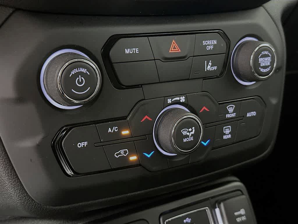 Used 2023 Jeep Renegade Latitude AWD/4WD image 17