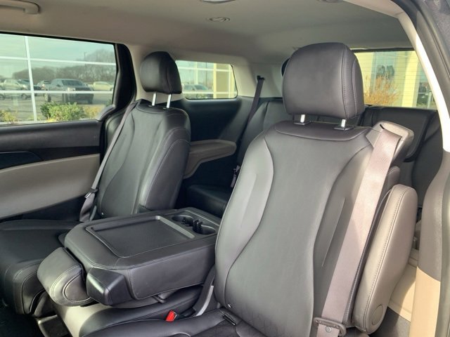 Used 2025 Kia Carnival image 13