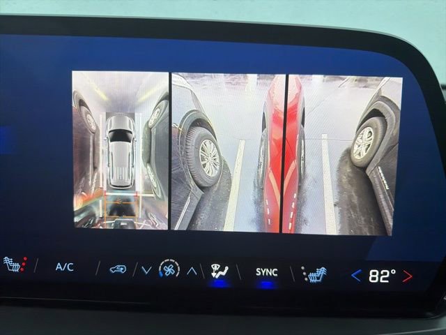 Used 2025 Chevrolet Traverse LT w/ Driver Confidence Package image 31