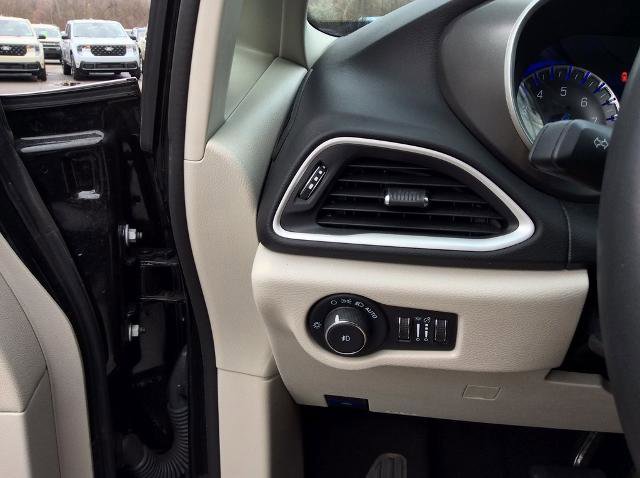 Used 2024 Chrysler Pacifica Touring-L image 22