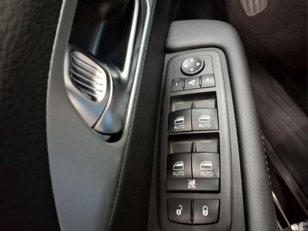 Used 2025 Chrysler Pacifica Limited FWD image 18