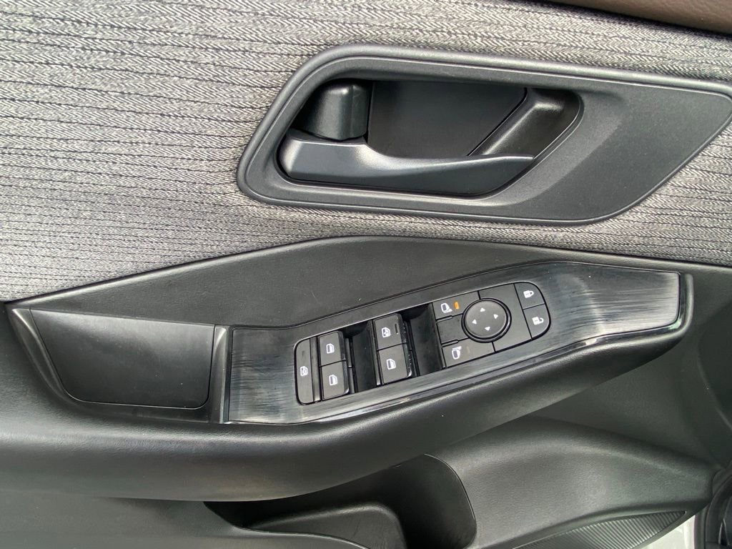 Used 2023 Nissan Rogue S FWD image 11