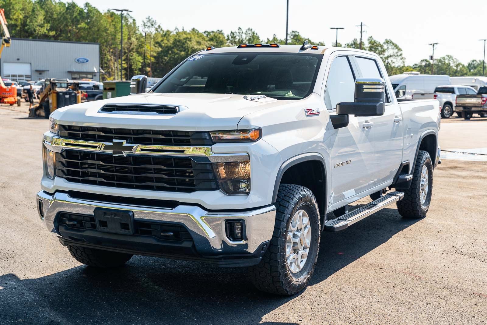 Used 2024 Chevrolet Silverado 2500 LT AWD/4WD image 3