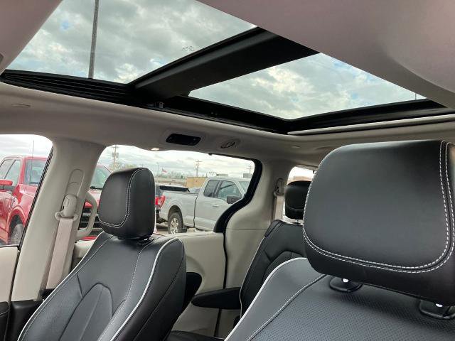 Used 2023 Chrysler Pacifica Limited AWD/4WD image 24