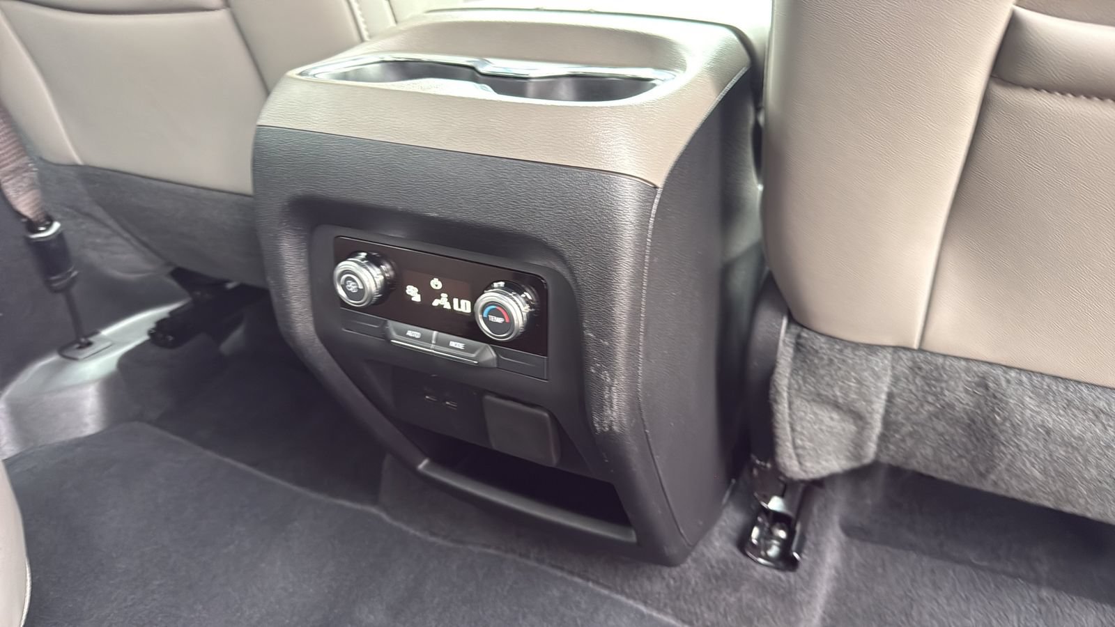 Used 2026 GMC Acadia Elevation w/ Elevation Premium Package FWD image 28