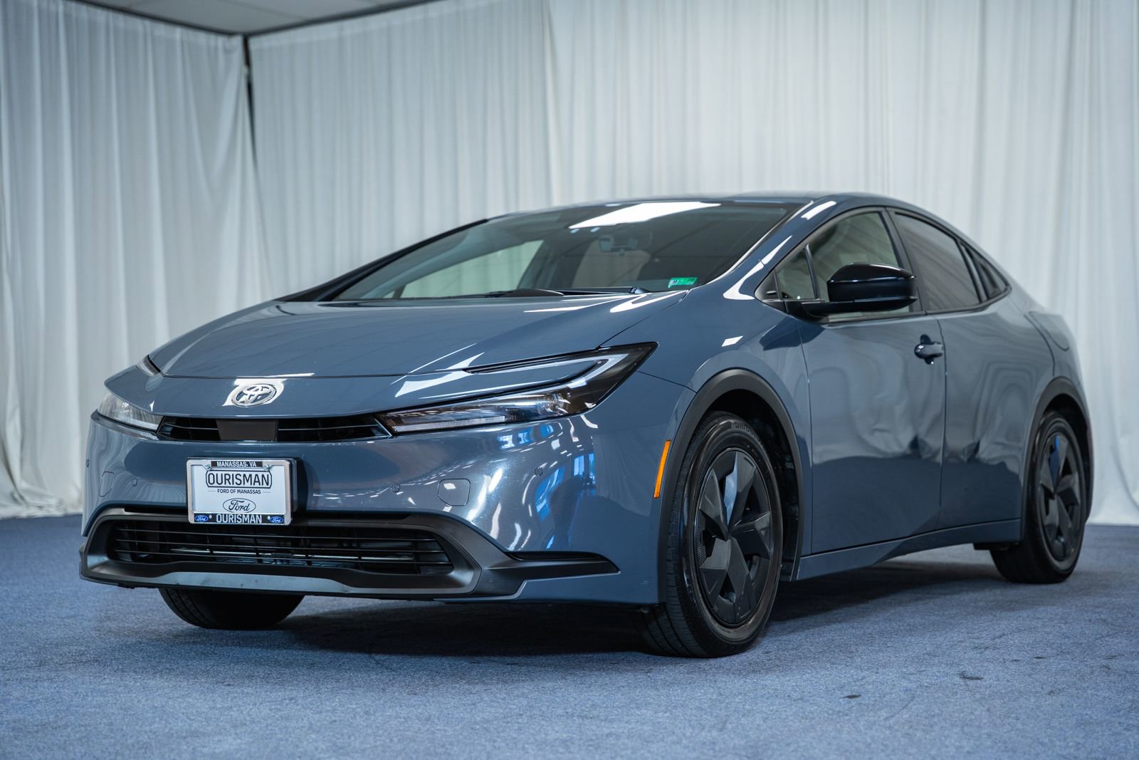 Used 2024 Toyota Prius LE FWD image 3