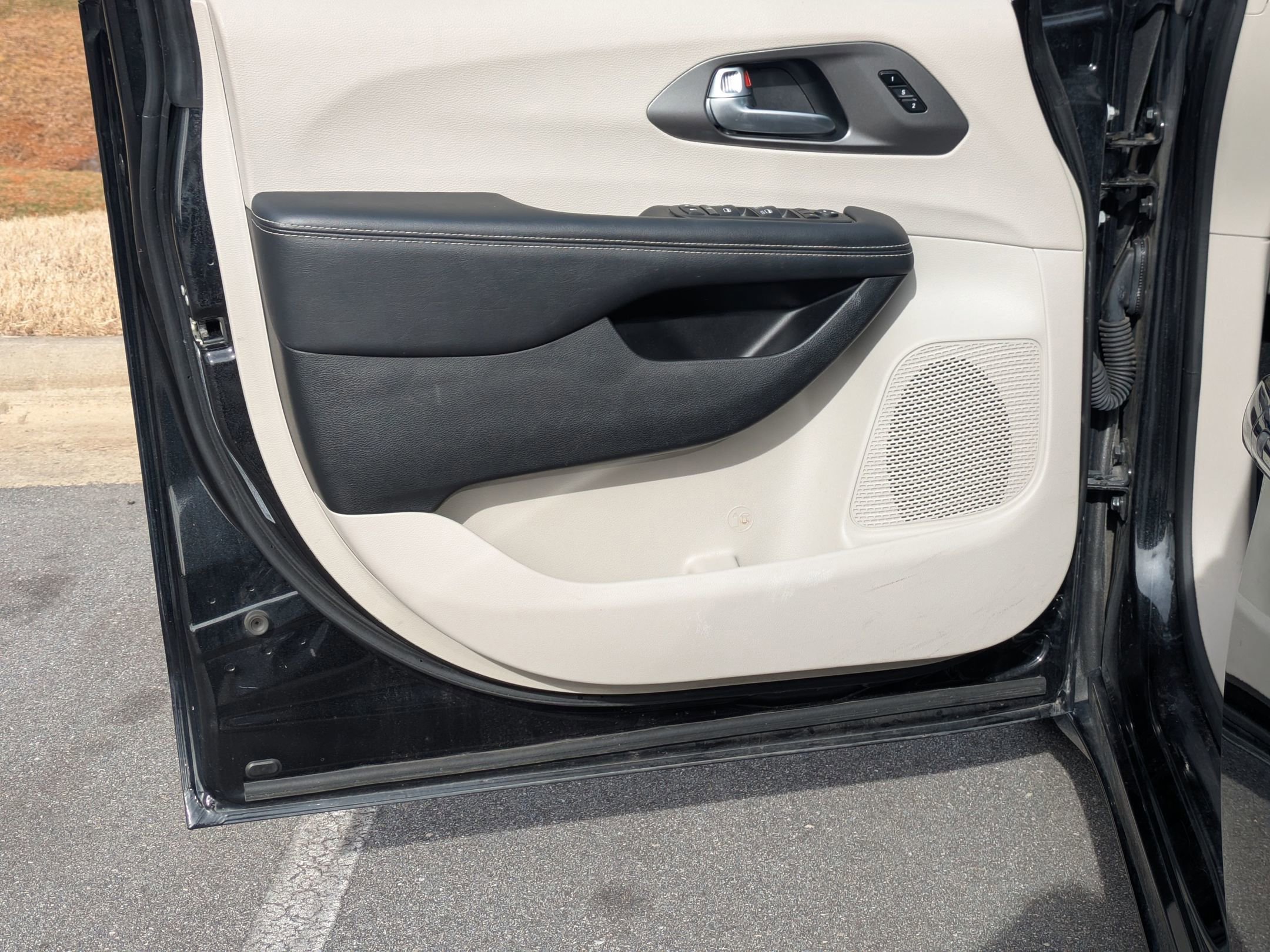 Used 2023 Chrysler Pacifica Touring-L image 10