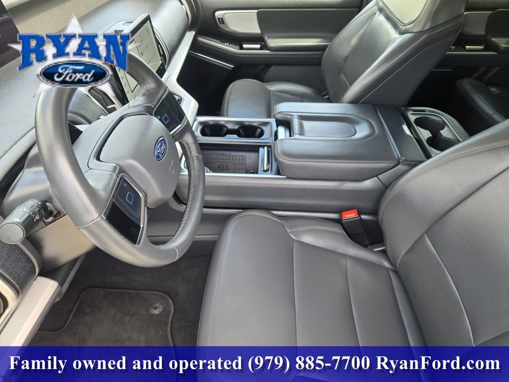 Certified 2025 Ford Expedition Active AWD/4WD image 9