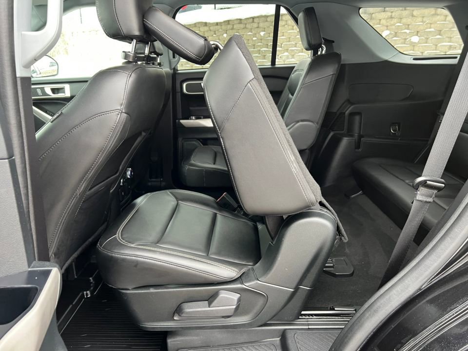 Certified 2022 Ford Explorer XLT w/ Equipment Group 202A image 11