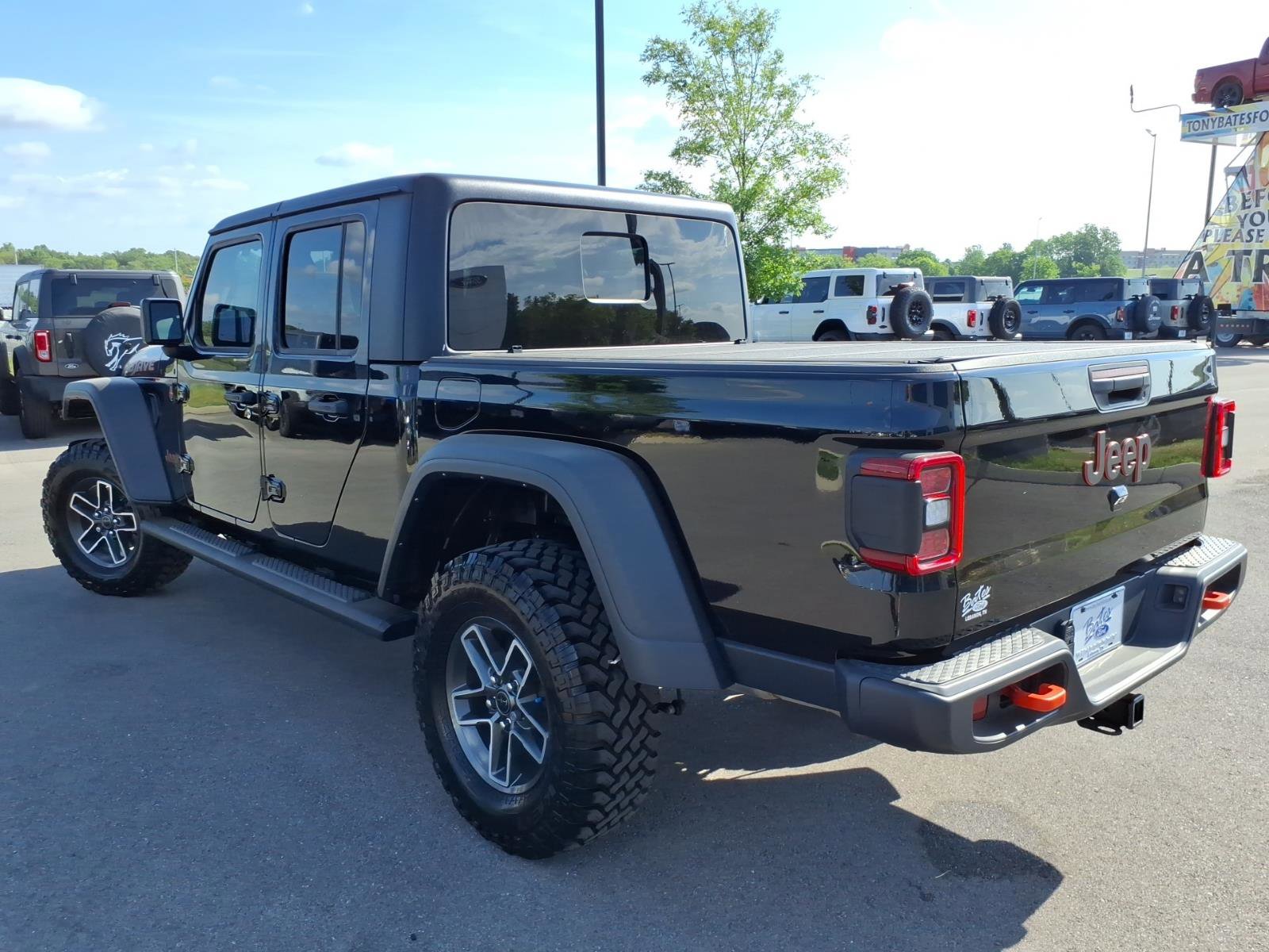 Used 2024 Jeep Gladiator Mojave w/ Technology Group AWD/4WD image 5