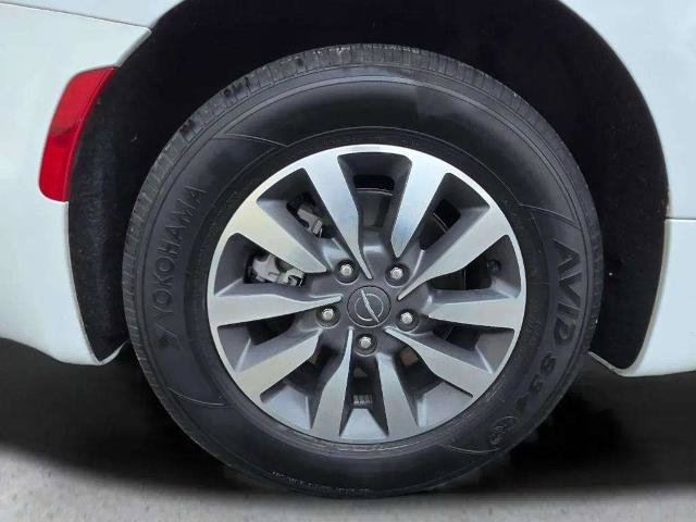 Used 2024 Chrysler Pacifica Limited FWD image 32