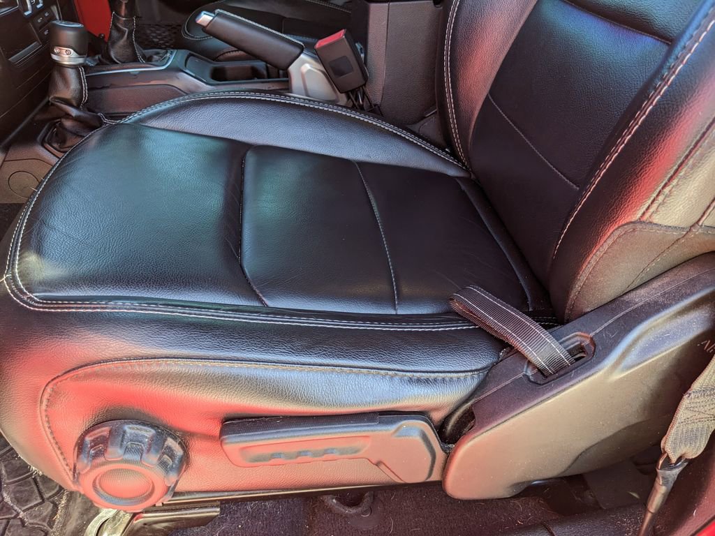 Used 2019 Jeep Wrangler Unlimited Sahara w/ Dual Top Group AWD/4WD image 18