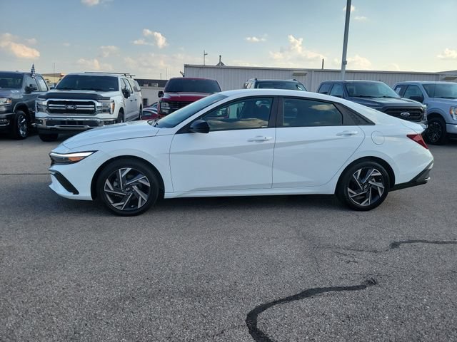 Used 2025 Hyundai Elantra Sport FWD image 2