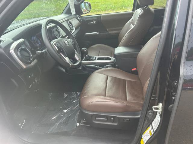 Used 2022 Toyota Tacoma Limited AWD/4WD image 8