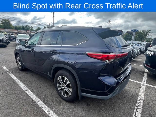 Used 2020 Toyota Highlander XLE AWD/4WD image 3